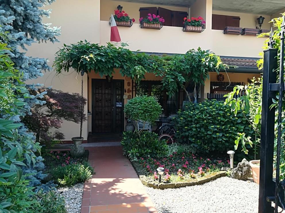 B&B L'Isola Di Casa Brembate Exterior photo